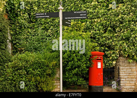 Roten Briefkasten und reich verzierten Wegweiser unterzeichnen im Zentrum von Stratford-upon-Avon. Stockfoto