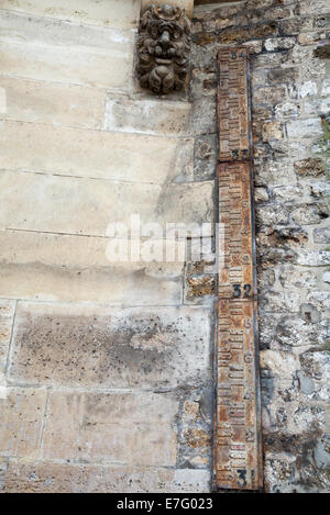 Flut Skala auf Pont Neuf, älteste Brücke über den Fluss Seine in Paris, Frankreich Stockfoto