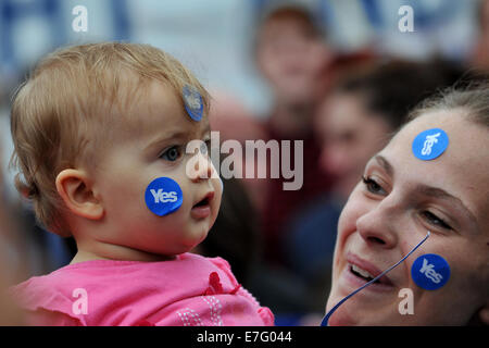 Glasgow, Schottland. 16. September 2014. Ein Baby bekommt in den Geist der Dinge bei der Pro-Unabhängigkeit Unterstützer bei Stadtrallye Zentrum. Bildnachweis: Tony Clerkson/Alamy Live-Nachrichten. Stockfoto