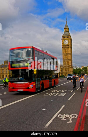 Eine rote Doppeldecker London Bus, und Radfahrer kreuz Westminster Bridge über die Themse mit Big Ben im Hintergrund. Stockfoto