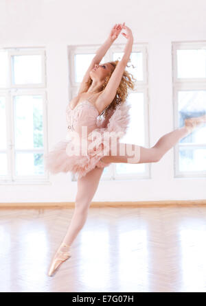 Sorglos und schöne Ballerina in die Luft springen. Stockfoto