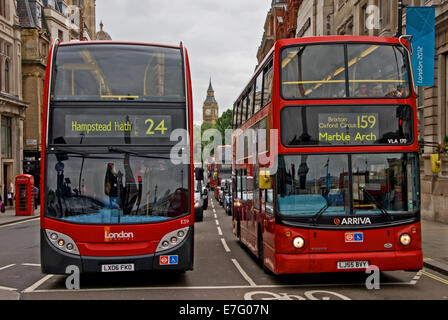 Zwei roten Londoner Busse warten an der Ampel, mit Big Ben am Horizont. Stockfoto