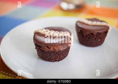 Hostess Cupcakes. Hostess Cupcakes bestehen Schokoladenkuchen mit cremigen Füllung im Inneren und einer Wellenlinie Sahnehäubchen-Linie durch die Stockfoto