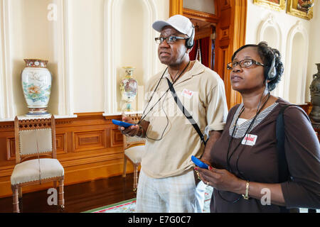 Honolulu Hawaii, Oahu, Hawaiian, Iolani Palast, innen, selbstgeführte Tour, schwarzer Mann, Männer, Frau, Frauen, Paar, Kopfhörer hören, USA, USA, Uni Stockfoto