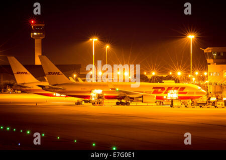 DHL 757 entladen am East Midlands Airport Stockfoto