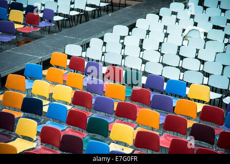 bunte leeren Stuhlreihen im Theater Stockfoto