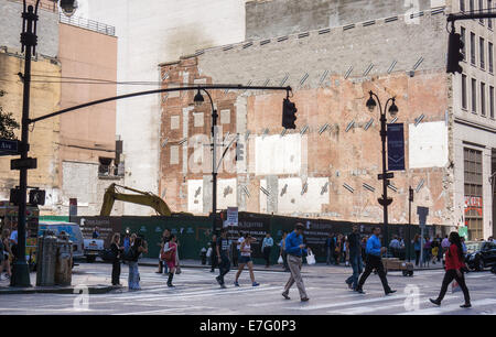 Eine Baulücke wartet auf Entwicklung auf der Fifth Avenue in West 43rd Street in Midtown Manhattan in New York Stockfoto