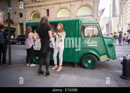 Von Ralph Kaffee LKW, ein umgebauter 1965 Citroën LKW geparkt ist, außerhalb der brandneuen Polo Ralph Lauren Shop Stockfoto