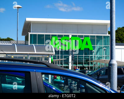 ASDA Supermarkt Supermarkt Parkplatz Ladenschild Stockfoto