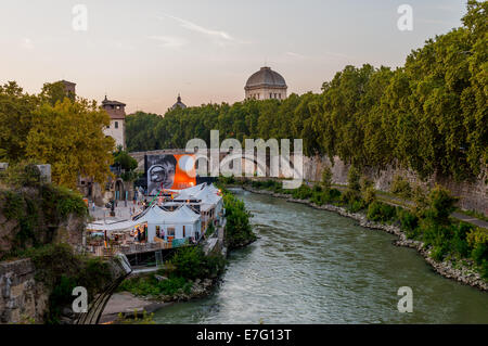 Blick auf den Fluss Tiber und Open-Air-Kino in Tiberinsel, Rom Stockfoto