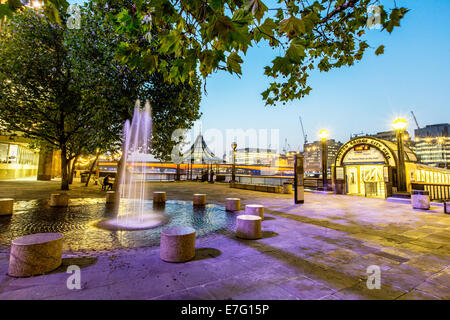 Brunnen am Abend Southbank London UK Stockfoto