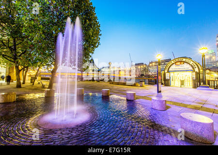 Brunnen am Abend Southbank London UK Stockfoto