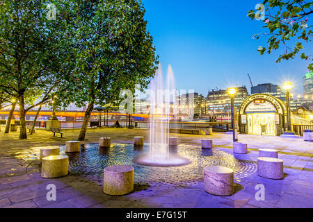 Brunnen am Abend Southbank London UK Stockfoto