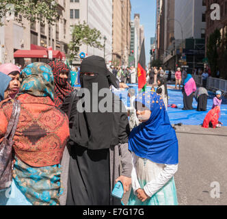 Muslime aus der Tri-State-Bereich sammeln auf der Madison Avenue in New York Stockfoto