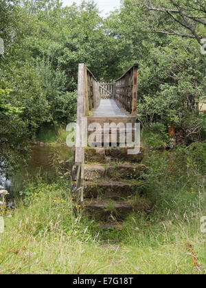 Alte Steintreppe, die einmal Bestandteil einer steinernen Brücke gebildet, führen zu eine neue Holzbrücke über einen Fluss Ehen Stockfoto