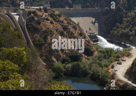 Los Angeles, CA, USA. 16. Sep, 2014. Wasser aus der Morris-Damm wird freigegeben in den San Gabriel River im Angeles National Forest, Los Angeles County California Kredit: Duncan Selby/Alamy Live News Stockfoto