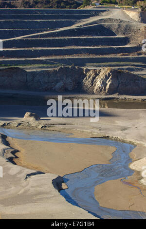 Los Angeles, CA, USA. 16. Sep, 2014. Der San Gabriel River fließt in den San Gabriel River Damm im Los Angeles County in Angeles National Forest Credit: Duncan Selby/Alamy Live News Stockfoto