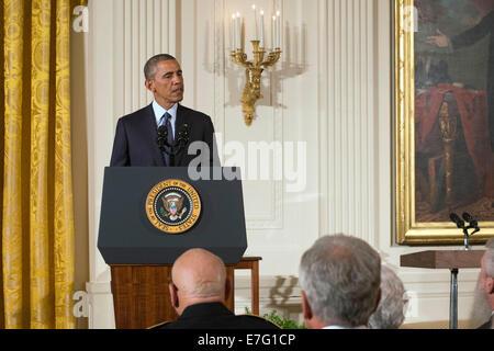 US-Präsident Barack Obama während einer Medal Of Honor-Zeremonie im East Room des weißen Hauses 15. September 2014 in Washington, DC spricht. Obama Army Command Sergeant Major Bennie G. Adkins die Medal Of Honor, die Nation höchste militärische Auszeichnung verliehen und posthum eine Armee Spc. Donald Sloat, gestorben in den Vietnam-Krieg. Stockfoto
