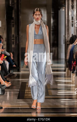 London, UK, 16. September 2014.  Ein Model auf dem Laufsteg bei der Isabel Garcia Frühling Sommer 2015 zeigen während der London Fashion Week in der Freemasons' Hall, Covent Garden.  Bildnachweis: Stephen Chung/Alamy Live-Nachrichten Stockfoto