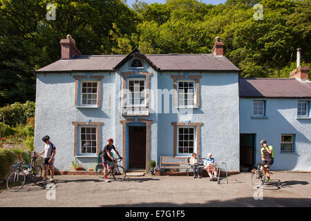 Drei Fahrer bereiten eine Dorfkneipe in Pembrokeshire, Wales verlassen Stockfoto