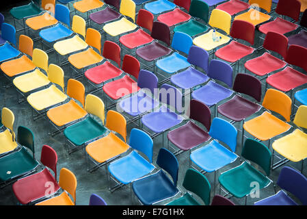 bunte leeren Stuhlreihen im Theater Stockfoto