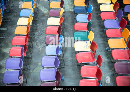 bunte leeren Stuhlreihen im Theater Stockfoto