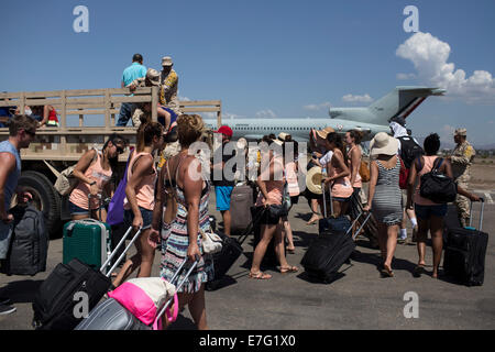 Tijuana, Mexiko. 16. Sep, 2014. Touristen von Los Cabos evakuiert, nachdem Hurrikan Odile Bereich betroffenen kommen am Tijuana Flughafen, in Tijuana, Nordwesten Mexikos, 16. September 2014. Die mexikanische Regierung begann Luftbrücke gestrandete Touristen aus dem Hurrikan verwüsteten Feriengebiet von Los Cabos am Dienstag. Bildnachweis: Guillermo Arias/Xinhua/Alamy Live-Nachrichten Stockfoto