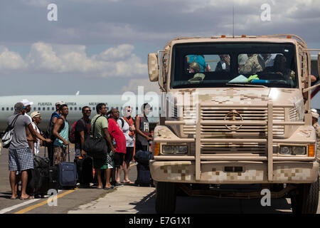 Tijuana, Mexiko. 16. Sep, 2014. Touristen von Los Cabos evakuiert, nachdem Hurrikan Odile Bereich betroffenen kommen am Tijuana Flughafen, in Tijuana, Nordwesten Mexikos, 16. September 2014. Die mexikanische Regierung begann Luftbrücke gestrandete Touristen aus dem Hurrikan verwüsteten Feriengebiet von Los Cabos am Dienstag. Bildnachweis: Guillermo Arias/Xinhua/Alamy Live-Nachrichten Stockfoto