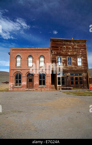 Bodie Postamt und IOOF Hall, Bodie Ghost Town, Bodie Hills, Mono County, im Osten der Sierra, Kalifornien, USA Stockfoto