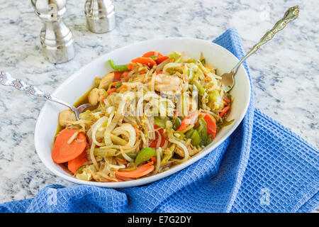 Huhn gebraten mit Paprika, Sellerie, Karotten und Sojasprossen Stockfoto