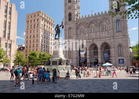 Touristen auf der Place d ' Armes, Old Montreal, Provinz Quebec, Kanada. Stockfoto