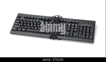 Schwarze Tastatur mit USB-Kabel auf weißem Hintergrund Stockfoto