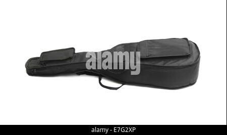 Schwarze Gitarre Tragetasche liegend auf weißem Hintergrund Stockfoto