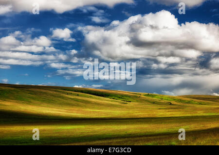 Schöne Wolken gehen über die sanften Hügel des NE Oregon Zumwalt Prairie zu bewahren im Wallowa County. Stockfoto