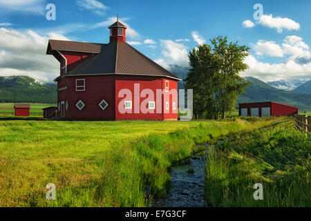 Am Nachmittag Wolken schweben über die Triple Creek Ranch und dem Frühling grün der NE Oregon Wallowa Valley. Stockfoto