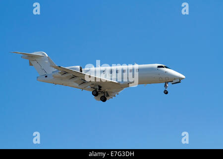 Privat-Jet auf der Zielseite Ansatz mit ausgefahrenem Fahrwerk Stockfoto