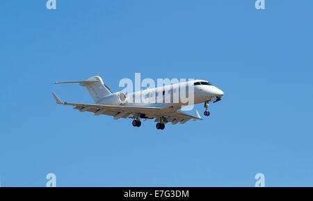 Privat-Jet auf der Zielseite Ansatz mit ausgefahrenem Fahrwerk Stockfoto