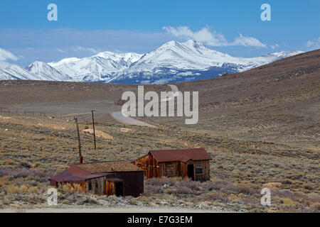 Geisterstadt Bodie (Höhe 8379 ft/2554 m), Bodie Hills und Schnee auf der Sierra Nevada Bergkette, Kalifornien, USA Stockfoto