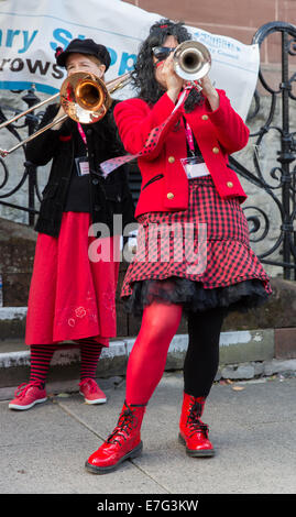 Die Ulverston basierte Blast Furness Gemeinschaft Street Band erklingt in Kendal 2014 Minfest Stockfoto