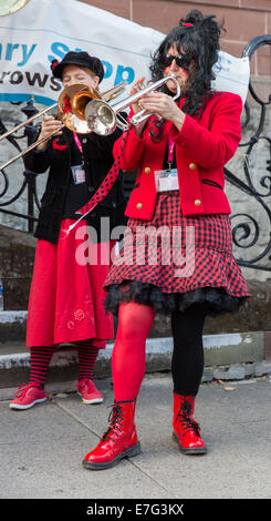 Die Ulverston basierte Blast Furness Gemeinschaft Street Band erklingt in Kendal 2014 Minfest Stockfoto