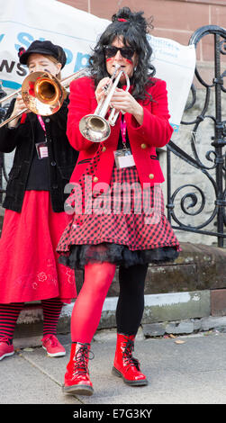 Die Ulverston basierte Blast Furness Gemeinschaft Street Band erklingt in Kendal 2014 Minfest Stockfoto