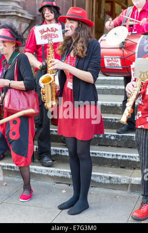 Die Ulverston basierte Blast Furness Gemeinschaft Street Band erklingt in Kendal 2014 Minfest Stockfoto