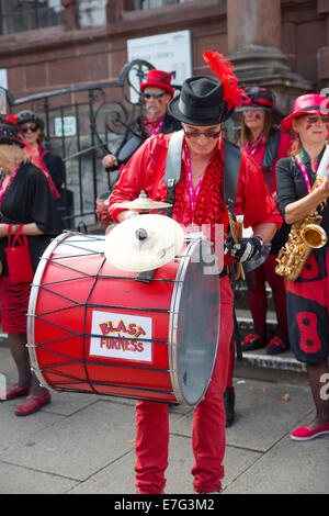 Die Ulverston basierte Blast Furness Gemeinschaft Street Band erklingt in Kendal 2014 Minfest Stockfoto