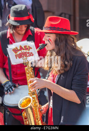 Die Ulverston basierte Blast Furness Gemeinschaft Street Band erklingt in Kendal 2014 Minfest Stockfoto