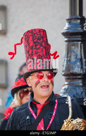 Die Ulverston basierte Blast Furness Gemeinschaft Street Band erklingt in Kendal 2014 Minfest Stockfoto