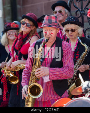 Die Ulverston basierte Blast Furness Gemeinschaft Street Band erklingt in Kendal 2014 Minfest Stockfoto