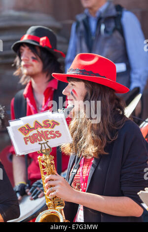 Die Ulverston basierte Blast Furness Gemeinschaft Street Band erklingt in Kendal 2014 Minfest Stockfoto