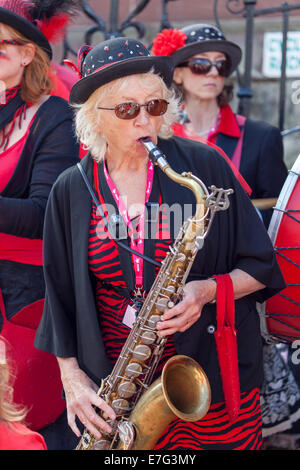 Die Ulverston basierte Blast Furness Gemeinschaft Street Band erklingt in Kendal 2014 Minfest Stockfoto