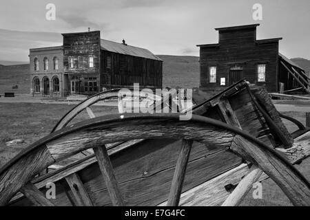 Pony Wagen und Bodie Post Office, IOOF Hall und Bergmanns Union Hall, Geisterstadt Bodie, östliche Sierra, Kalifornien, USA Stockfoto