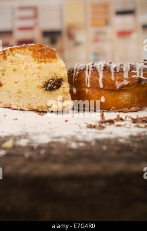 leckeres Stück Kuchen Vanille und Schokolade Donut dekoriert mit Puderzucker Stockfoto